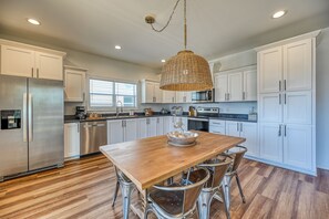 Well Appointed Kitchen w/ Calphalon Cookware