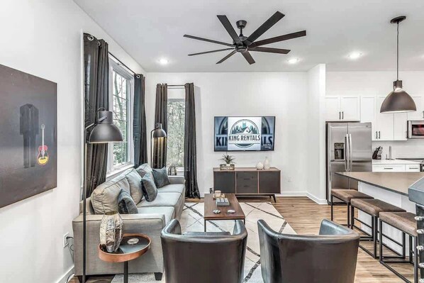 Level 2 | Living Room | Smart TV
