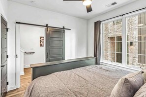 Level 1 | Bedroom 1 | King bed with ensuite bathroom