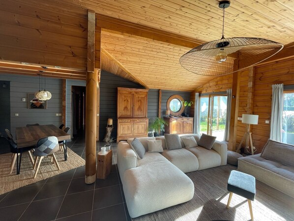 Grande pièce à vivre pour profiter de l'ambiance chaleureuse d'une villa en bois
