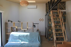 Mezzanine avec lit simple pour un enfant 