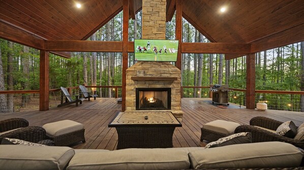 Large Covered Deck with Furniture. TV, Hot Tub, Fireplace, surrounded by Pines.