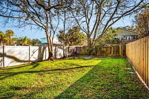 [Fenced Backyard] Firepit in the back, BYO wood!