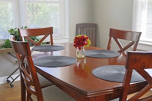 Dining area- Seating for 6