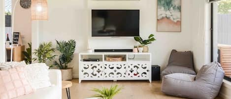 Lounge with spilt system, smart TV, sound bar and Netflix