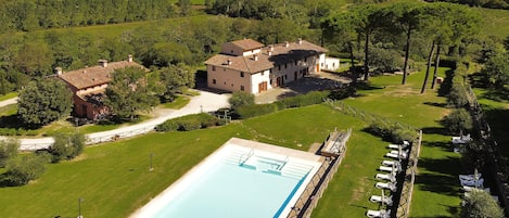 La propriété est entourée de verdure et d\'une piscine commune.