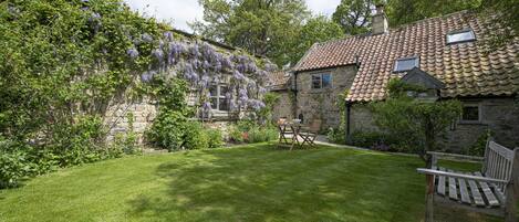 Duxey Cottage: Mature cottage garden