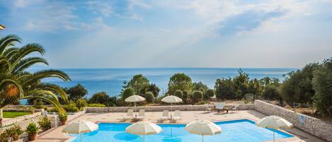 Enjoy your stay in Eagle's Nest studios. Lourdata Kefalonia holidays Greece