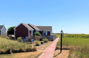 Free standing cottage with amazing bay views