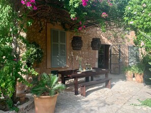 Outdoor dining / seating area
