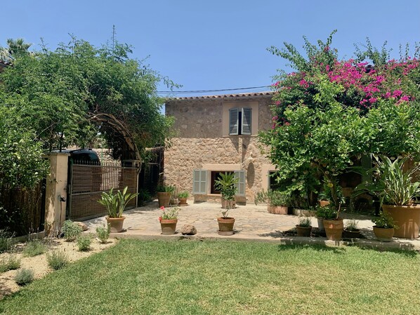 Front of the Finca