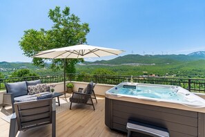 Es gibt auch eine weitere Terrasse mit Whirlpool und die Outdoor-Lounge-Ecke