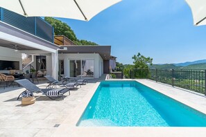 Neu! Villa Stella mit 32 qm privatem beheiztem Pool, Jacuzzi, Sauna, Medienraum, 3 Schlafzimmern, 6+2 Personen