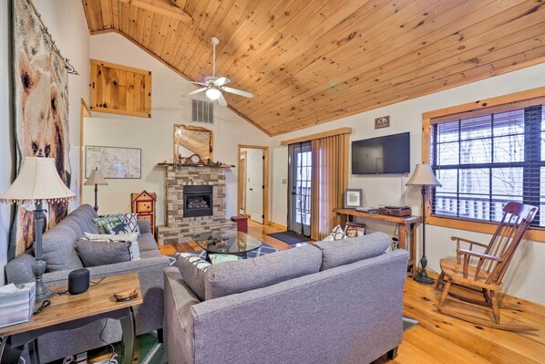 Murphy Vacation Rental | 2BR | 2BA | 864 Sq Ft | Step-Free Access