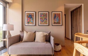El mobiliario, la decoración y los servicios pueden variar ligeramente.