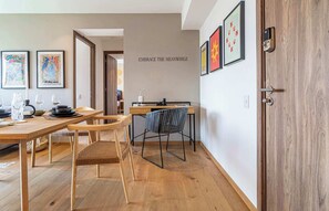 El mobiliario, la decoración y los servicios pueden variar ligeramente.
