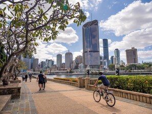 5 mins drive to Kangaroo Point Lookout