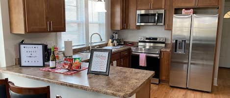 Nicely outfitted Kitchen for The Entire Family. Enjoy the Stainless Appliances! 