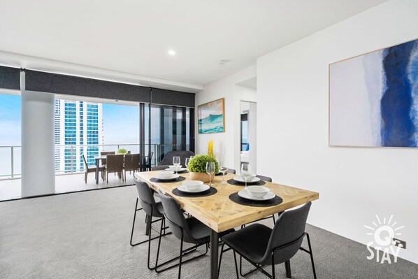 Share sumptuous meals with the family in this sophisticated dining area 🥣