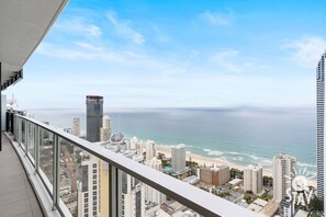 Balcony features glittering ocean views 🏝