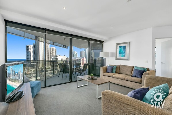 Sophisticated living room with plenty of couch space ⭐️