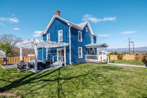 Beautiful fenced-in yard - perfect for all kinds of play