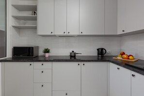 The kitchen's modern amenities ensure a pleasant stay. 