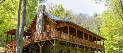 Beautiful Log Cabin with Ample Deck Space and Gently Sloping Yard