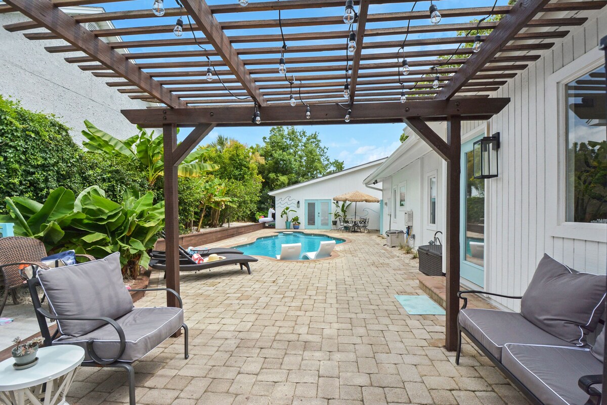 Private Cottage w/ Guest House- Close to beach & the ♥️ of downtown