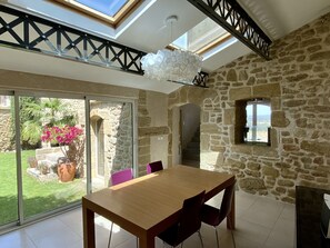 Salle à manger/véranda avec vue sur le jardin 