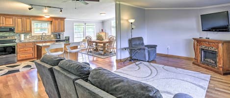 Hiwassee Vacation Rental | 3BR | 2BA | 1,700 Sq Ft | 6 Stairs to Enter