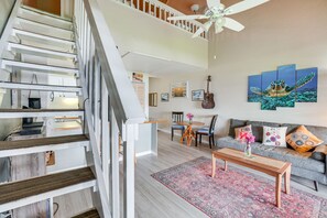Living Room | Newly Renovated | Smart TV w/ Cable | Sleeper Sofa | Free WiFi