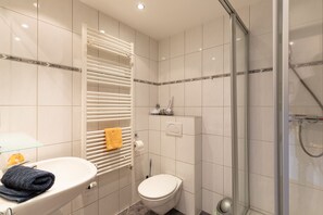 Bad mit Dusche und WC