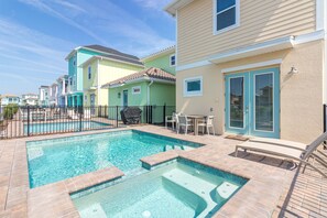 Private pool & hot tub