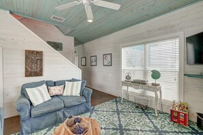 Interior - Living area with ceiling fan