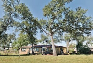 Large Fenced in Backyard - Peaceful and Quiet Tyndall Rest & Tranquility