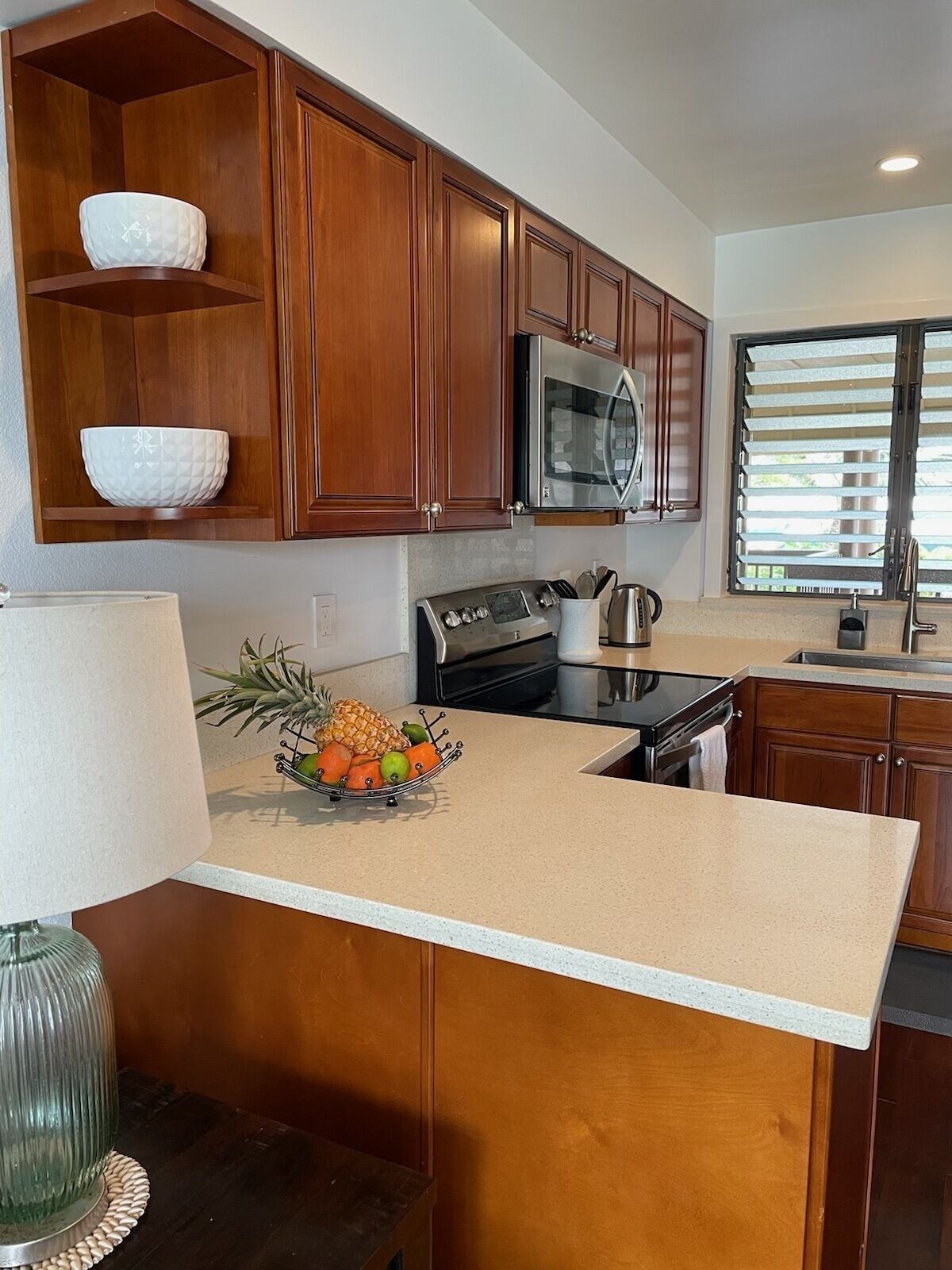Blue Hawaii – Top Floor Lae Nani 334 – Beachfront Condo with AC & WD