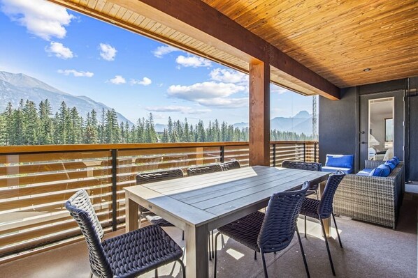 Your mountain getaway awaits with plenty of outdoor space. Dining for 8 and a lounge area to take in the breathtaking views.