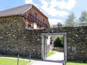 Nuage, Ciel, Plante, Bâtiment, Fenêtre, Lot Terre, Arbre, Chalet, Herbe, Maison