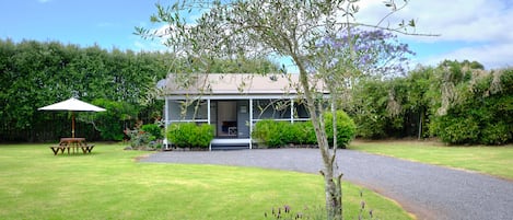 Cottage with covered verenda, parking right outside. Park a boat to the right.