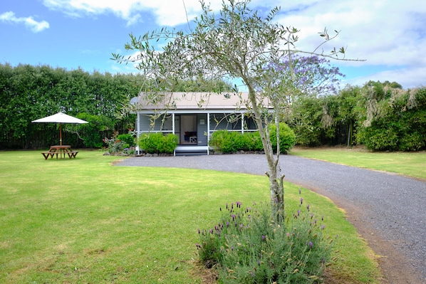 Cottage with covered verenda, parking right outside. Park a boat to the right.