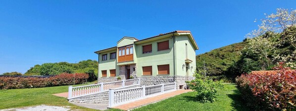 Property building,Facade/entrance,Garden,Garden view