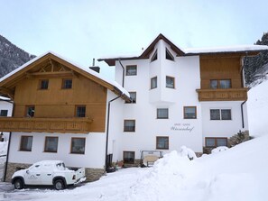 Snow, Building, Window, Property, Sky, Car, Wheel, Vehicle, Motor Vehicle