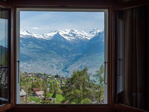 Cloud, Sky, Daytime, Property, Mountain, Window, Nature, Mountain Range, Real Estate, Wood