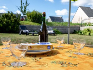 Nuage, Table, Vaisselle, Ciel, Plante, Verres À Pied, Drinkware, Meubles, Verre De Vin, Bouteille