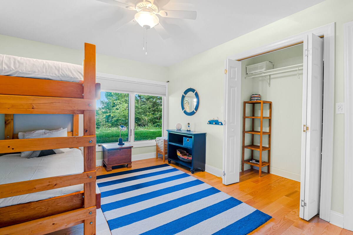 Gorgeous lakeview retreat with wraparound porch, wood stove, & WiFi – dogs OK