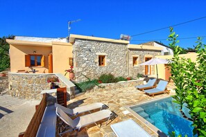 Building Exterior, Outdoor, Pool