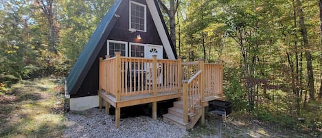Cozy A Frame Mind sets secluded, near Cave Run Lake, Natural Bridge, Gorge Under Ground, and much more!