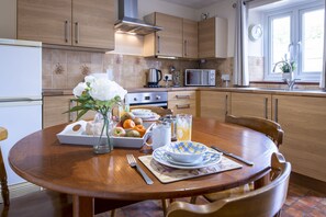 Corner Cottage, Harmby: Well-equipped kitchen with dining area