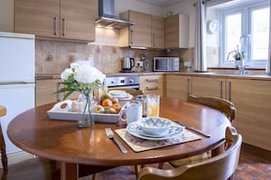 Corner Cottage: Well-equipped kitchen